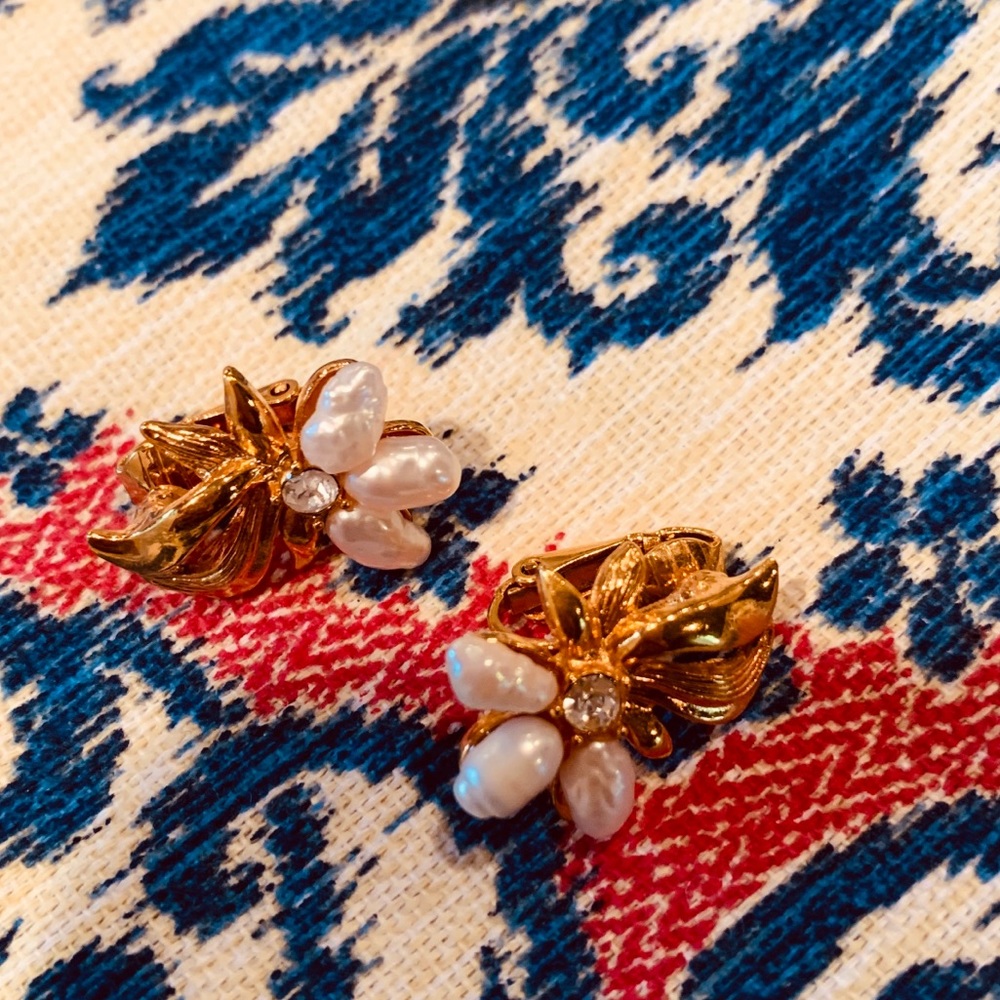 🌷3 for$20🌷Vintage AVON earring with seed pearl